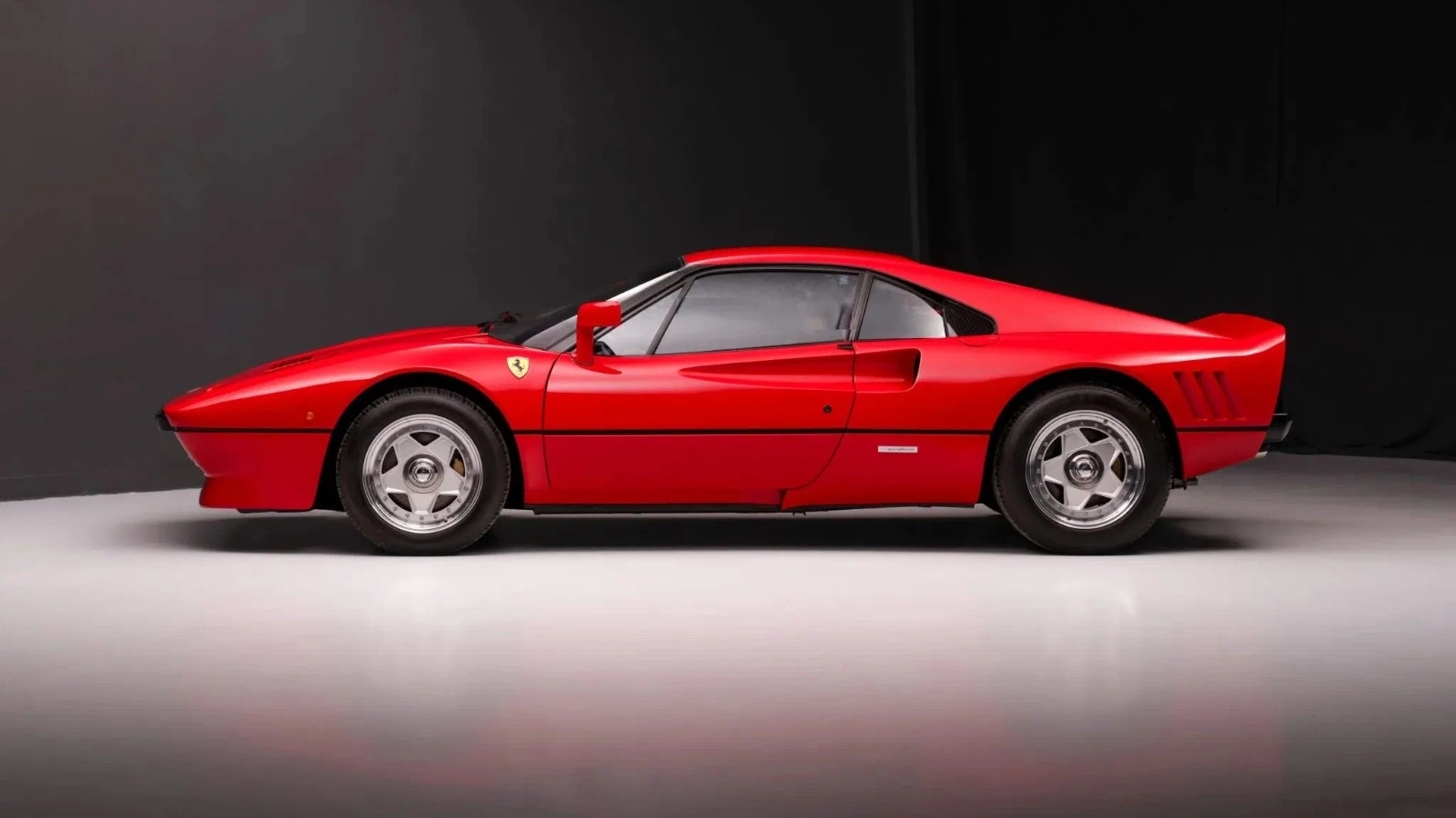 Boð í Ferrari 288 GTO komin í 6,75 milljónir dala á afmælisuppboði BaT