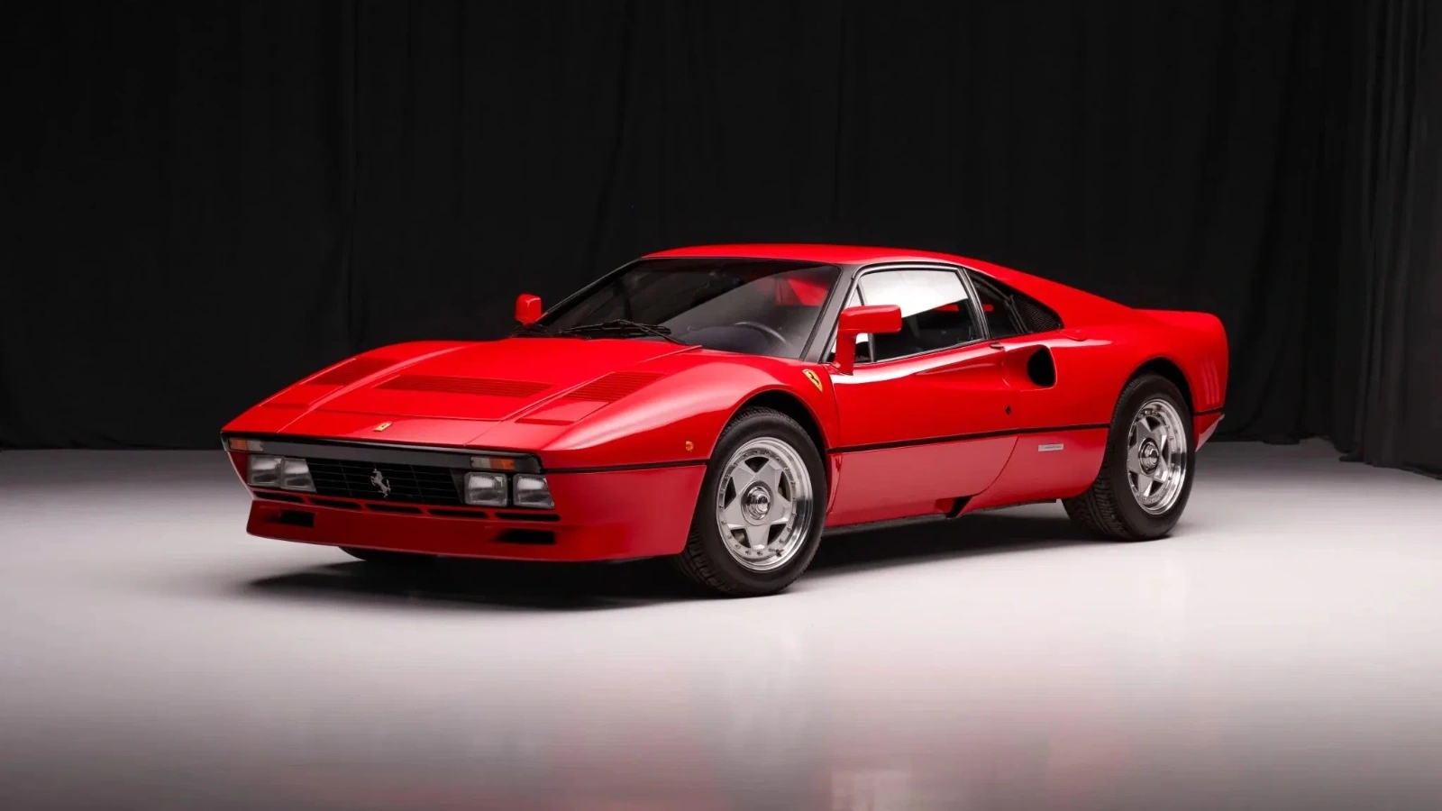 Boð í Ferrari 288 GTO komin í 6,75 milljónir dala á afmælisuppboði BaT