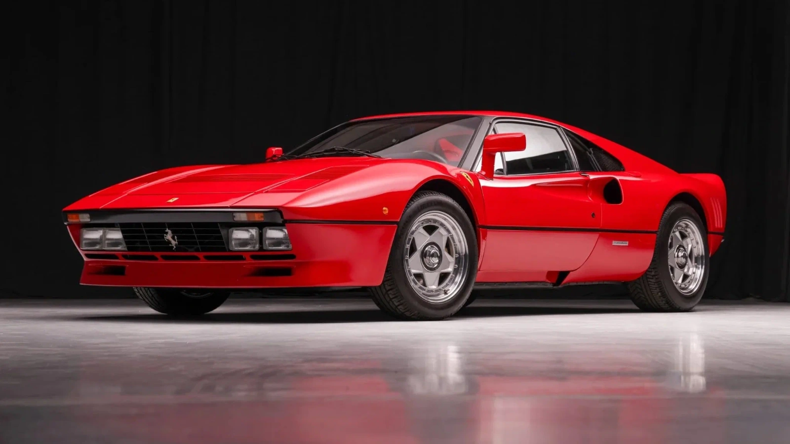 Boð í Ferrari 288 GTO komin í 6,75 milljónir dala á afmælisuppboði BaT