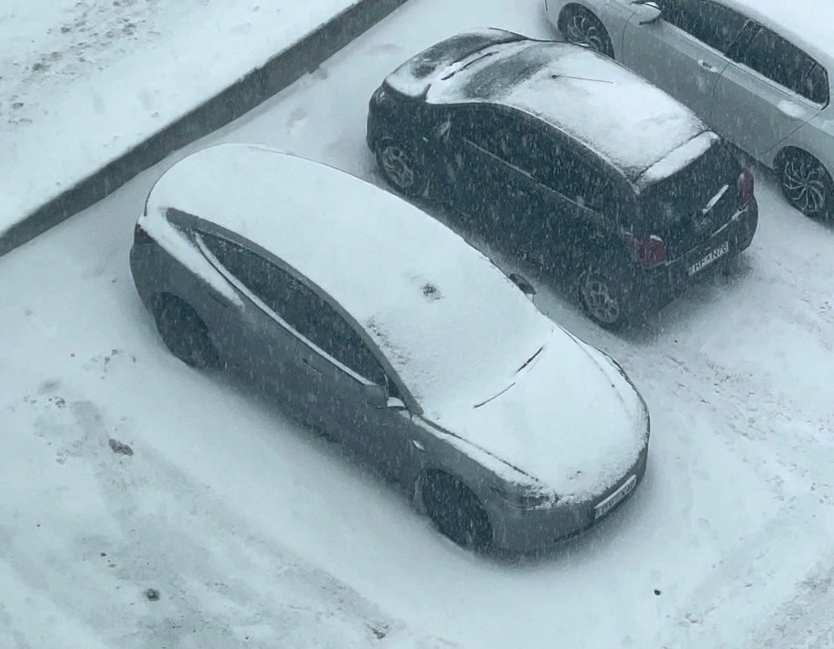 Tesla Model 3 rann þegar ég sleppti inngjöfinni í hálku