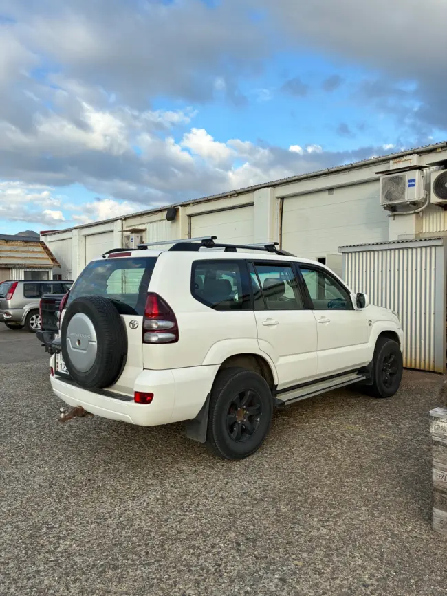 Toyota Land Cruiser 120 með topptjaldi